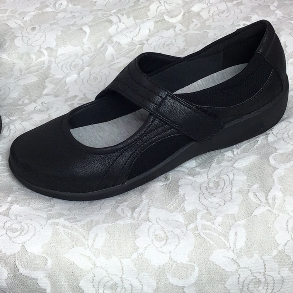 Clarks | NWT Cloud Steppers MaryJanes Black Size 9m